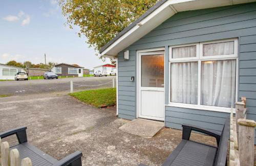 Sunnydaze-detached chalet with 2 bedrooms and 2 bathrooms and private parking outside door - Foto 19