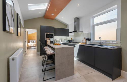 4-Bedroom Stunning Luxe, Spacious & Stylish Design House Bolton, Sleeps 11, with Parking Central Bolton, Links to Manchester, Pet-Friendly, Best For Groups! WORK CONTRACTORS SPECIAL OFFER! - by Blue Puffin Stays - Foto 18