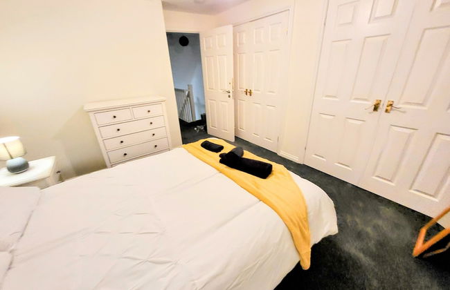 Large Modern House with Parking - Photo 24