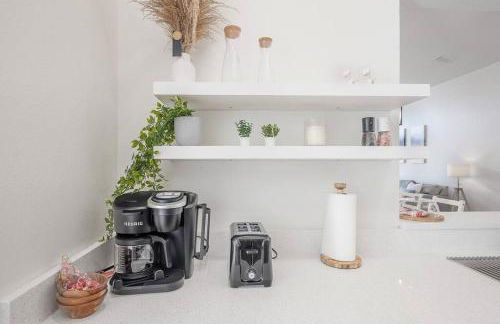 Newly Renovated 4BR 2B Riverview Oasis with King - Foto 35