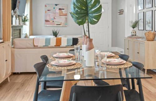 Urban Flamingo Retreat Modern Meets Tropical in this Beautiful, Updated Pet Friendly 3BD Pool Home with Outdoor Living Space - Foto 50