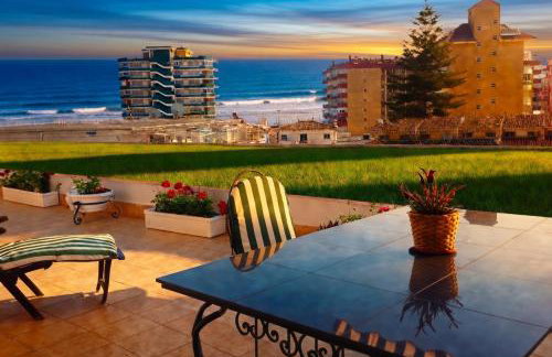 Sun-Drenched, Sea-View Apartment with Giant Patio! - Foto 1