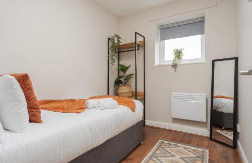 Cozy Waterfront Apartment - Free Parking & Wi-Fi - Photo 7