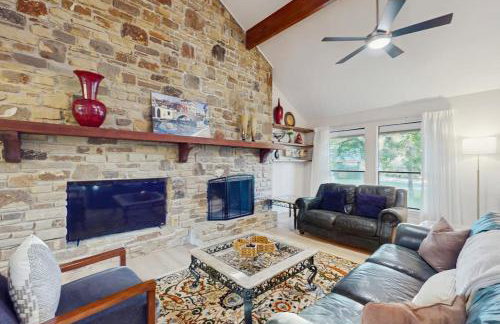 Cozy Dog-Friendly Home WITH Full Kitchen, Patio & Backyard, Close to Golf Course - Foto 7