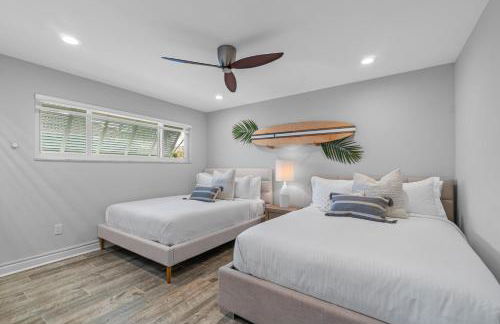 Seven Palms Waterfront- Private Dock, Heated Pool & Lanai -Walk to beach! by Maven Vacation Rentals - Foto 26