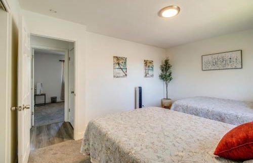 Relax Fireside and Play Pool! Home 4 Mi to Dtwn Reno - Foto 2