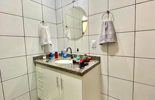 Apto espaçoso no Centro, térreo com 2 Quartos de Casal ArCond WiFi 500megas HomeOfice Cozinha e Garagem - Foto 15