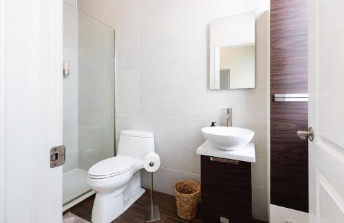 Uptown Bright & Modern Apt - Steps to Lake, Train, Amazing Food & Free Parking - Photo 11