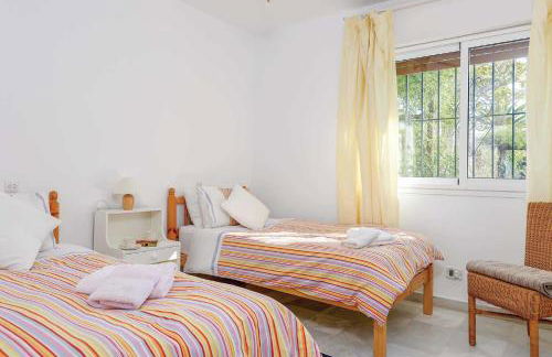 Private Heated Pool, Jacuzzi & 1225m2 garden in Villa Cipreses - Photo 15