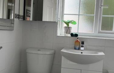 Spacious Modern 3 Bed Home Near Batley Train Station with Free Parking - Foto 21