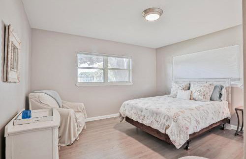 Beach house & backyard oasis with private pool - short walk to beach - Foto 16