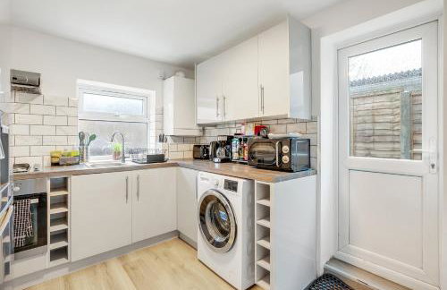 Spacious House in North London, very close to train station and bus stops, near Tottenham Stadium & lots of parking - Photo 3