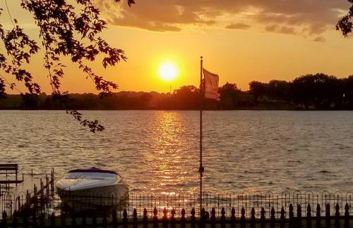 Lakefront Home with Game Room, Theater and Dock! - Foto 38