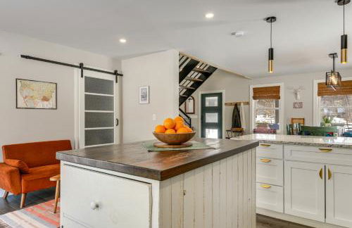 Bradford Group Getaway! Cabin with Deck and Fire Pit - Foto 11