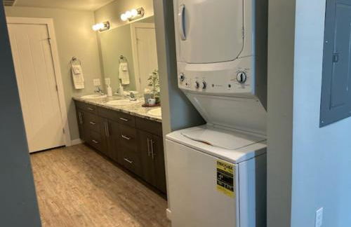 Bringham's Mill Apartments Perfect for Groups Full Kitchen Gym and Free Parking - Photo 21