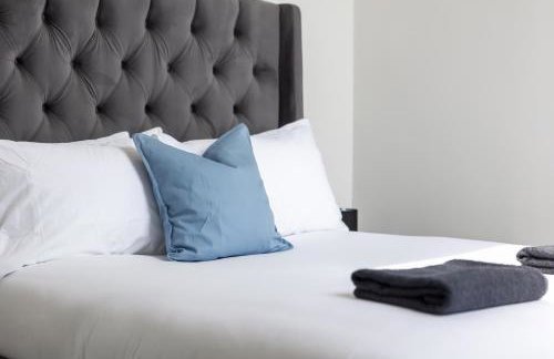 FLOUR MILL HOUSE at PITKERRO MILL, 4 double bedrooms, TVs, 3 en-suite, separate shower, wc, fully equipped kitchen, games room, large family lounge, private parking, WiFi, private garden and courtyard, long stay rates available through Honeycomb Hosts - Foto 27
