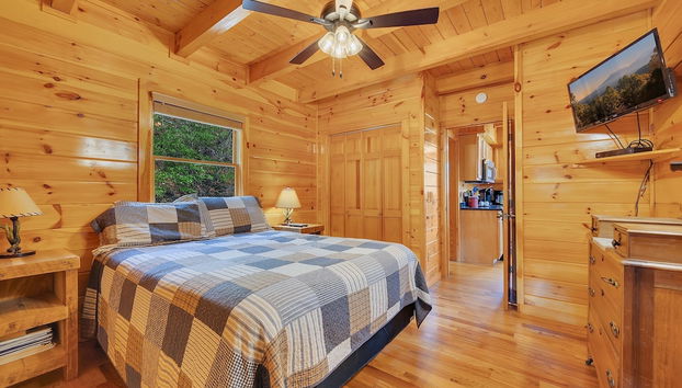 Tranquility - Quiet And Comfortable Cabin! Close To The Tanger Outlet Shopping 2 Bedroom Cabin by RedAwning - Foto 3, Habitación