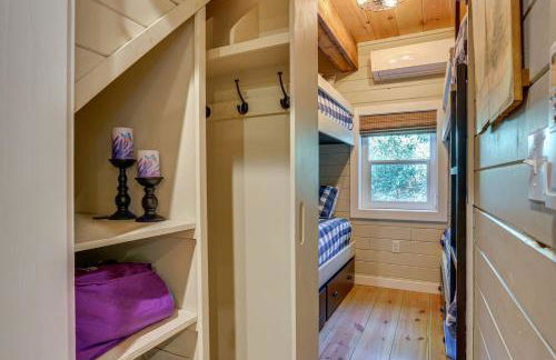 Lakefront Cottage with Dock, Hot Tub and Fire Pit - Foto 19