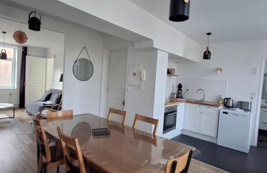 Entre les places, spacieux, calme, idéalement situé parking gratuit - Foto 4