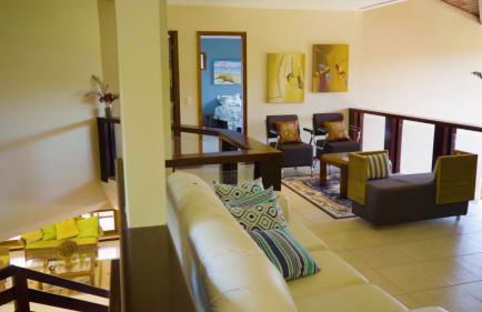 Belíssima Casa com extensa área externa - piscina, sauna, churrasqueira e campo de futebol - com 5 suítes e a 500 metros da Rua das Pedras - Foto 31