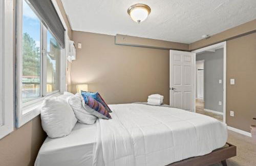 Modern Amenities Gas Fireplace Central Location - Foto 17