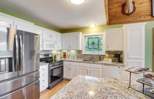 Peaceful Greers Ferry Cabin with Deck and Lake View! - Foto 10