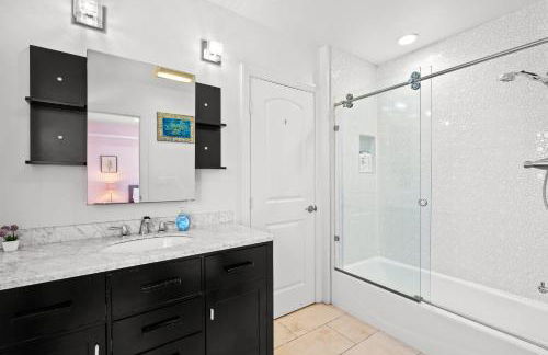 Luxury Estate with Sparkling Pool & Elegant Amenities - Foto 90