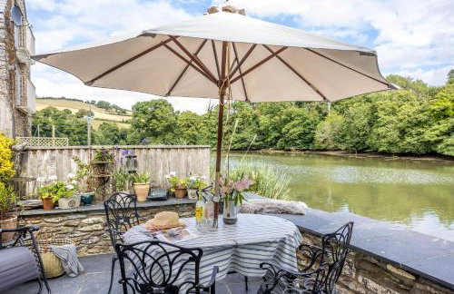 Duck Cottage - Waters Edge, Exclusive Village Location - Photo 2