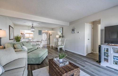 First Floor Condo - Walking distance to beach and pools! - Foto 15