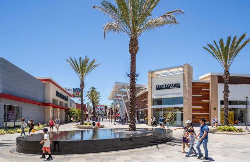 Luxe Deco Haven with Pool, Gym & Parking Close to Disneyland - Foto 7