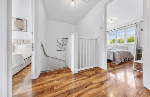 4 Bedroom House by Homestyles Hosts - Short Lets and Serviced Accommodation Islington - Private En-Suite - Foto 56