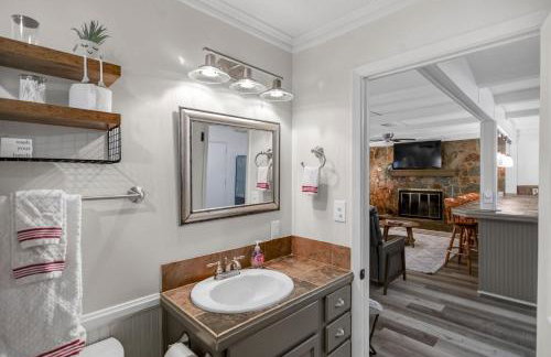 Lakefront Cabin with Private Dock - Foto 25