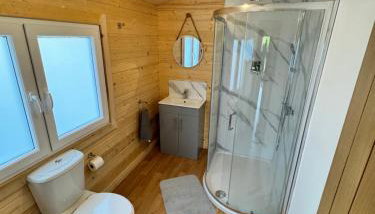 Glenariff Forest Larch Cabin - Foto 4, towels, Shower