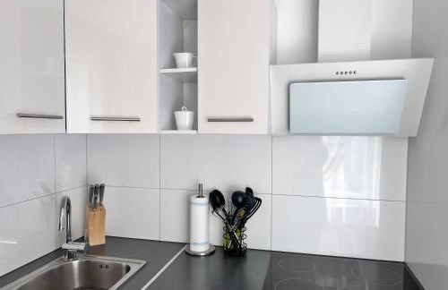 Prime Host Balcony Apartment - Photo 14