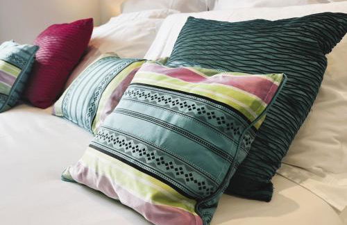 25 Breakwaters - Beach Hut is Included with this Pet Friendly Lux Apartment with Balcony, Stunning Sea Views over to Culver Cliffs & Free Parking - Photo 12