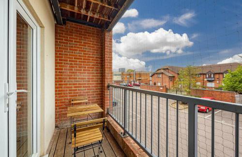Elegant 2 Bedroom Apartment with Balcony - Near the High Street - Free Parking, Fast Wifi and Sky TV by Yoko Property - Foto 15