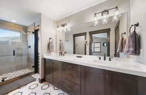 Spacious 5BR Family Townhome with Hot Tub and Garage - Foto 11