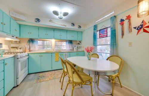 12 Mi to Skiing Manistee Lake Cottage with Fire Pit - Foto 7