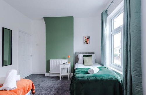 NEW! Modern 3-Bed House, Free Parking, Fast Wi-Fi & Easy Manchester Access - Foto 26