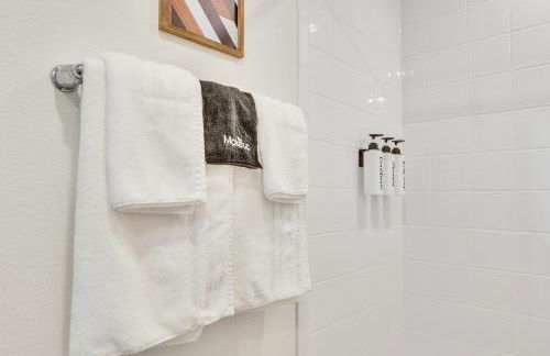 Stylish 4BR Family Home with Game Room and Backyard - Foto 20