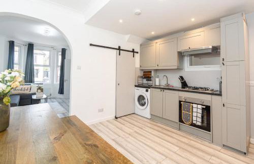 Amanah Properties - Elegant 4-Bedroom Home in Wembley with Parking, Perfect for Contractors - Foto 35