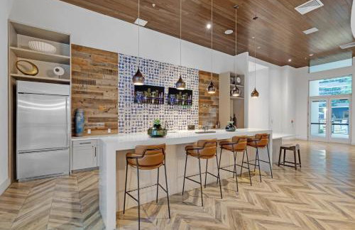 Bright and Airy 2 Bed on Biscayne Blvd with Free Park - Foto 30