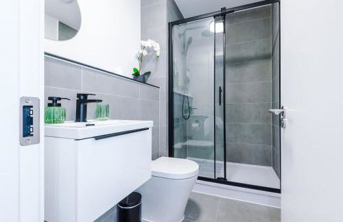 Modern 2BR Apartment w Secure Parking Salford - Foto 4