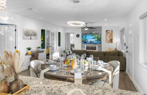 Stunning Gem Home w Heated Salt Pool & Game Room - Foto 26