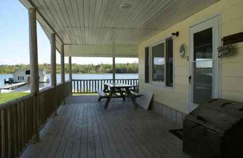 'Lakeside' Cottage with porch and sandy beach - Photo 4