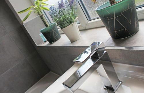 Recently Refurbished 3 Bedroom Home with Parking - Perfect for Longstays - Sleeps 8 - Photo 12