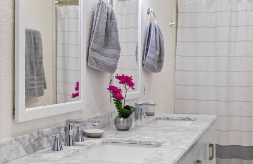 Bring the Crew! 4BR Luxe Pad, Backyard Magic & City at Your Door - Foto 37