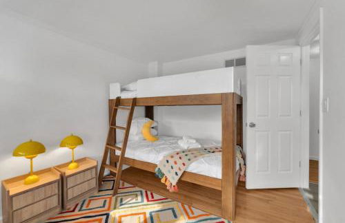 Fire and Fun Luxe Stay w Pool Hot Tub and Game Room - Foto 11