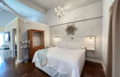 Haven at Hazel~Downtown Bungalow - Foto 16