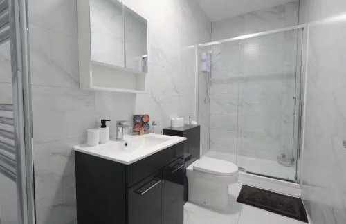 Modern 2 Bed Apartment, Desborough, Kettering, Sleeps 5, Free Parking, WIFI, Ideal for Contractors, Professionals, Families and Relocations - Photo 15